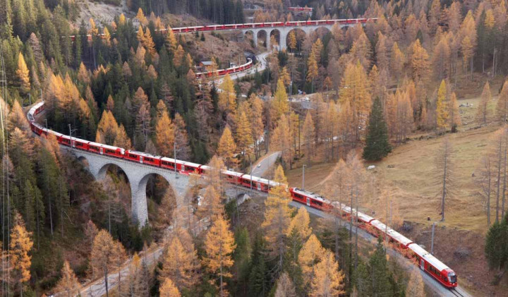Uma serpente vermelha a descer os Alpes: o maior comboio do mundo em via estreita